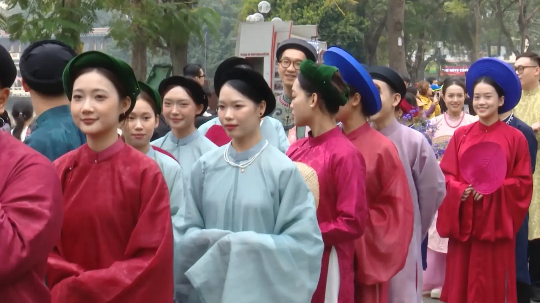 Văn hóa Việt tỏa sáng qua trang phục truyền thống | Văn hóa và sự kiện | 22/11/2025